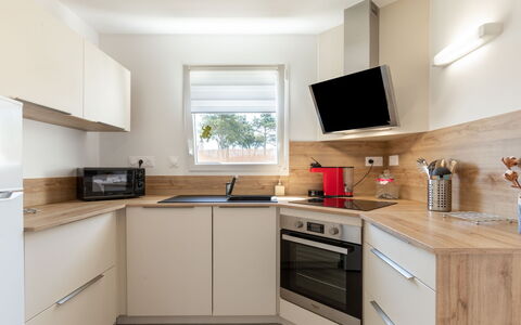 Vinci: Mesa, Mueble, Vajilla, Propiedad, Cielo, Silla, Textil, Diseño De Interiores, Madera, Árbol