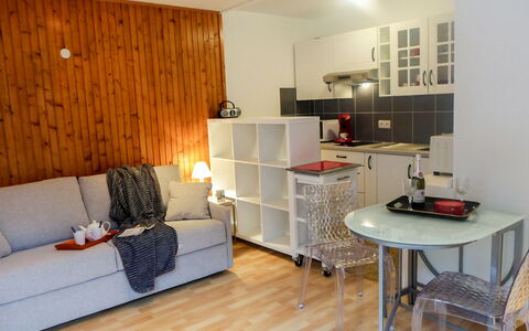Chamonix 145: Mueble, Propiedad, Mesa, Gabinetes, Sofá, Madera, Estante, Mostrador, Electrodoméstico, Arquitectura