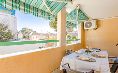 Résidence Villa Toscane: Mesa, Mueble, Propiedad, Edificio, Silla, Sombra, Diseño De Interiores, Cielo, Manteles, Ventana