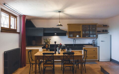 Villa Sant'anna: Gabinetes, Mueble, Mostrador, Mesa, Ventana, Silla, Diseño De Interiores, Madera, Cocina, Encendiendo