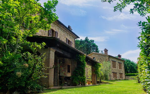 Villa Sant'anna: Planta, Cielo, Edificio, Nube, Ventana, Verde, Árbol, Paisaje Natural, Hierba, Cabaña