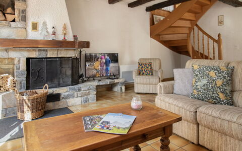 Véronique: Mueble, Diseño De Interiores, Piso, Sofá, Madera, Suelo, Sala, Habitación, Techo, Mesa