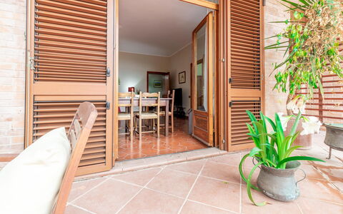 Villa Rosso Corbezzolo: Planta, Propiedad, Mueble, Madera, Planta De Casa, Encendiendo, Edificio, Piso, Arquitectura, Maceta