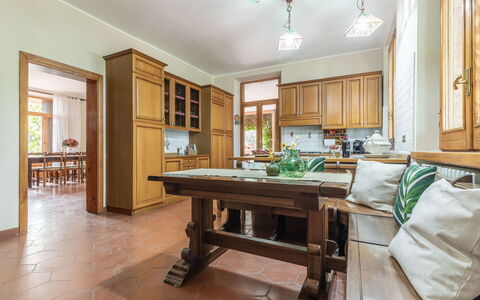 Villa Rosso Corbezzolo: Mesa, Mueble, Edificio, Madera, Gabinetes, Diseño De Interiores, Sala, Silla, Casa, Mostrador