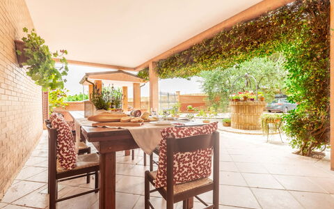 Villa Rosso Corbezzolo: Mesa, Planta, Propiedad, Mueble, Silla, Maceta, Edificio, Madera, Mesa Al Aire Libre, Mueble Para Exteriores