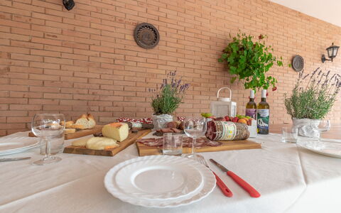 Villa Rosso Corbezzolo: Mesa, Vajilla, Planta, Comida, Maceta, Vajilla, Planta De Casa, Plato, Manteles, Textil