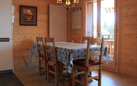 Sunset a 4: Mueble, Propiedad, Mesa, Madera, Silla, Marco, Diseño De Interiores, Encendiendo, Ventana, Suelo