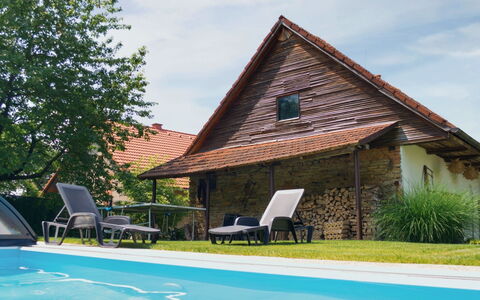 Libel: Planta, Nube, Edificio, Propiedad, Mueble, Cielo, Piscina, Ventana, Agua, Silla