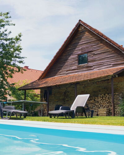 Libel: Planta, Nube, Edificio, Propiedad, Mueble, Cielo, Piscina, Ventana, Agua, Silla