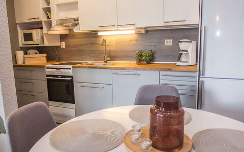 Rukaköngäs 21: Aparato De Cocina, Cocina, Mostrador, Mueble, Diseño De Interiores, Piso, Electrodoméstico, Gabinetes, Madera, Suelo