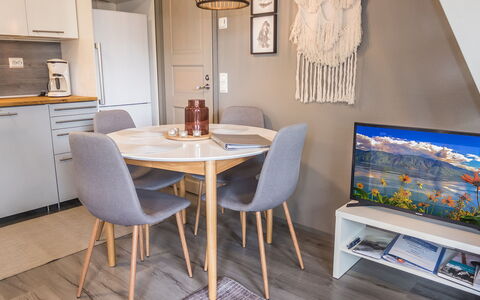 Rukaköngäs 21: Mueble, Diseño De Interiores, Piso, Suelo, Madera, Habitación, Silla, Mesa, Cocina Y Comedor Mesa, Comedor