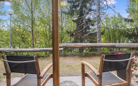 Rukaköngäs 21: Madera, Mueble, Porche, Silla, Madera Dura, Manchas De Madera, Vaso, Cubierta, Eco Hotel, Sombra
