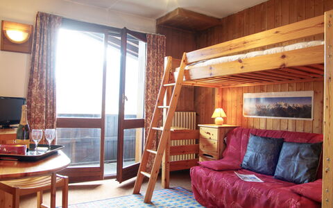 Les Periades: Mueble, Comodidad, Edificio, Ventana, Madera, Encendiendo, Diseño De Interiores, Lámpara, Suelo, Cortina