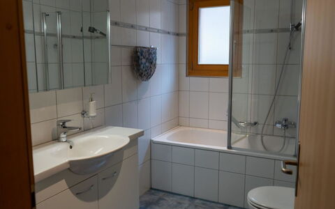 Alpine Retreat: Baño, Arreglo De Tubería, Lavabo Del Baño, Piso, Diseño De Interiores, Lavabo, Suelo, Grifo, Plomería, Loseta