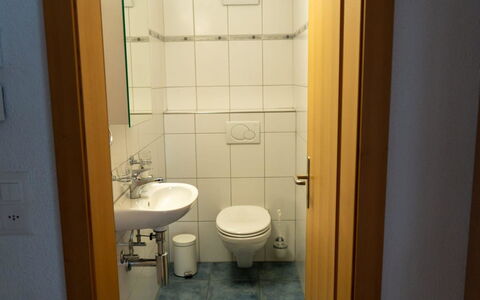 Alpine Retreat: Baño, Lavabo Del Baño, Arreglo De Tubería, Lavabo, Piso, Suelo, Grifo, Plomería, Diseño De Interiores, Asiento Del Baño