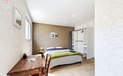 Les Bégonias: Mueble, Diseño De Interiores, Piso, Suelo, Cama, Habitación, Madera, Techo, Habitación, Textil