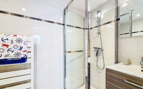 Les Bégonias: Arreglo De Tubería, Baño, Diseño De Interiores, Piso, Suelo, Plomería, Material Compuesto, Loseta, Espejo, Puerta De La Ducha
