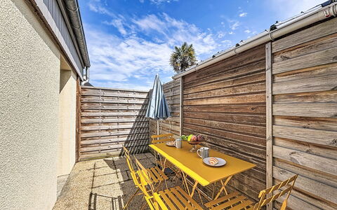 Les Bégonias: Mueble Para Exteriores, Tablón, Madera Dura, Manchas De Madera, Cubierta, Suelos De Madera, Balcón, Eco Hotel, Cerca, Planta De Casa