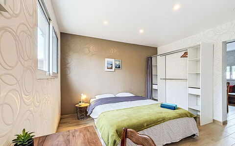 Les Bégonias: Mueble, Diseño De Interiores, Cama, Suelo, Piso, Habitación, Pared, Habitación, Madera, Techo