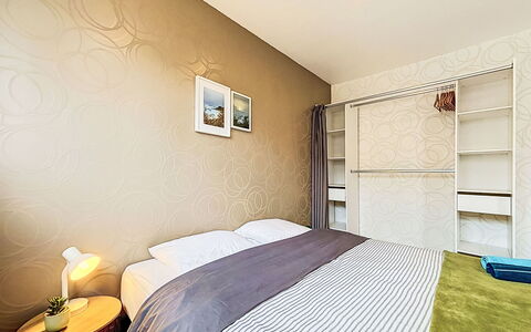 Les Bégonias: Mueble, Diseño De Interiores, Cama, Pared, Habitación, Piso, Suelo, Habitación, Madera, Techo