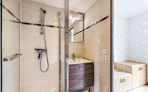 Les Bégonias: Piso, Diseño De Interiores, Baño, Arreglo De Tubería, Suelo, Mueble De Baño, Plomería, Gabinetes, Loseta, Espejo