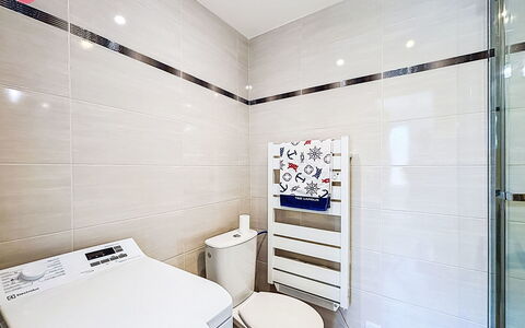 Les Bégonias: Piso, Suelo, Diseño De Interiores, Arreglo De Tubería, Baño, Techo, Loseta, Baño, Plomería, Asiento Del Baño