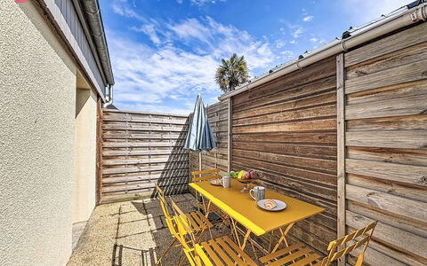 Les Bégonias: Tablón, Madera Dura, Manchas De Madera, Mueble Para Exteriores, Balcón, Cubierta, Cerca, Suelos De Madera, Planta De Casa, Patio Interior