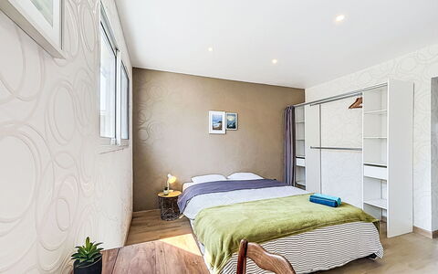 Les Bégonias: Mueble, Diseño De Interiores, Cama, Suelo, Piso, Habitación, Pared, Habitación, Madera, Techo