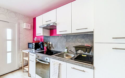 Les Bégonias: Aparato De Cocina, Cocina, Electrodoméstico, Mostrador, Diseño De Interiores, Mueble, Gabinetes, Electrodoméstico, Piso, Casa