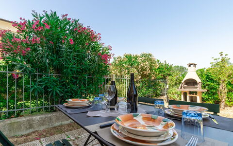Casamare: Mesa, Mueble, Cielo, Planta, Vajilla, Propiedad, Flor, Silla, Azur, Botánica