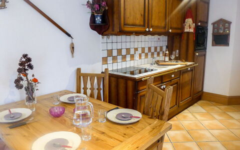 Le Krystor: Mueble, Mesa, Gabinetes, Propiedad, Vajilla, Madera, Mostrador, Diseño De Interiores, Vajilla, Cocina
