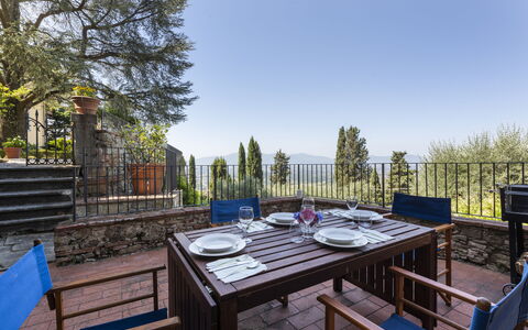 Villa San Gennaro: Cielo, Mesa, Mueble, Propiedad, Planta, Azul, Silla, Madera, Árbol, Arquitectura