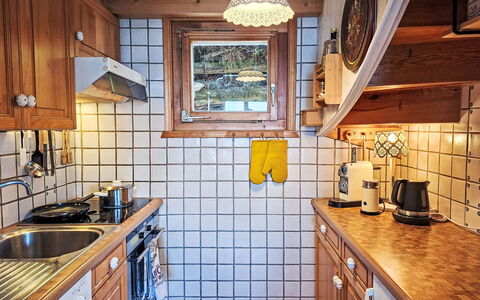 Cheechako: Cocina, Madera, Mostrador, Aparato De Cocina, Diseño De Interiores, Electrodoméstico, Arreglo De Tubería, Gabinetes, Lavabo, Grifo