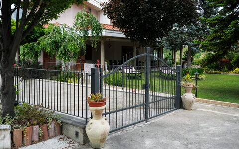 Residenza Thaulero: Planta, Edificio, Tiempo De Día, Árbol, Infraestructura, Botánica, Superficie De La Carretera, Cerca, Porche, Casa