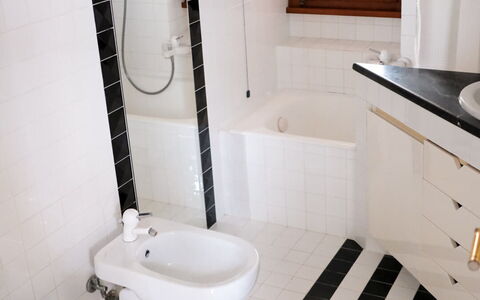 Residenza Thaulero: Grifo, Arreglo De Tubería, Propiedad, Lavabo Del Baño, Blanco, Baño, Lavabo, Asiento Del Baño, Púrpura, Diseño De Interiores
