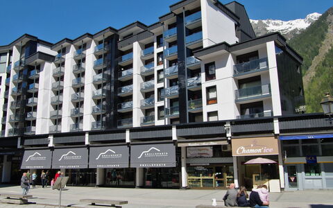 L'Outa: Cielo, Edificio, Propiedad, Ventana, Diseño Urbano, Condominio, Montaña, Bloque De Pisos, Ciudad, Barrio Residencial