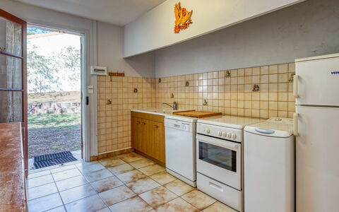 Dominique: Gabinetes, Mostrador, Edificio, Mueble, Grifo, Estufa De Cocina, Cocina, Lavabo, Madera, Casa