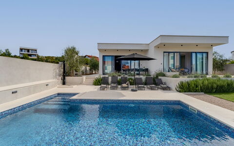 Inizio: Agua, Cielo, Propiedad, Planta, Azul, Azur, Piscina, Edificio, Hierba, Sombra