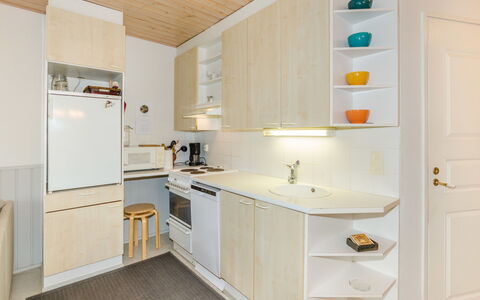 Loma-Koli 6: Cocina, Mostrador, Diseño De Interiores, Aparato De Cocina, Madera, Piso, Gabinetes, Mueble, Techo, Electrodoméstico