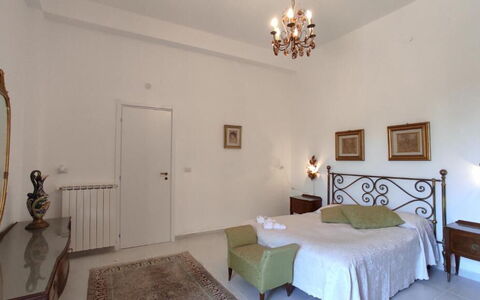 Tre Donne: Mueble, Propiedad, Comodidad, Madera, Encendiendo, Diseño De Interiores, Puerta, Arquitectura, Suelo, Mesa