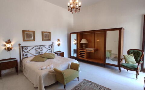 Tre Donne: Mueble, Propiedad, Edificio, Comodidad, Madera, Encendiendo, Diseño De Interiores, Marco, Casa, Arquitectura