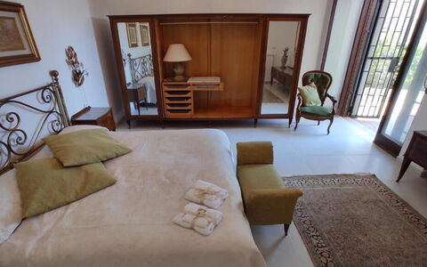 Tre Donne: Marrón, Mueble, Propiedad, Comodidad, Madera, Edificio, Lámpara, Encendiendo, Diseño De Interiores, Silla
