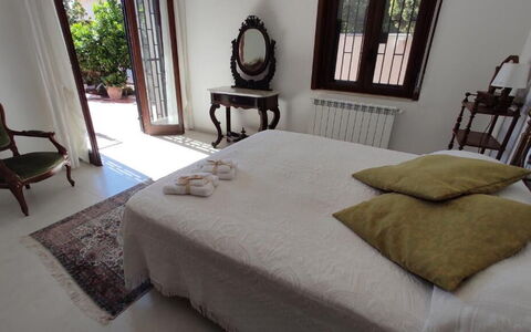 Tre Donne: Mueble, Planta, Propiedad, Ventana, Edificio, Comodidad, Espejo, Marco, Madera, Planta De Casa