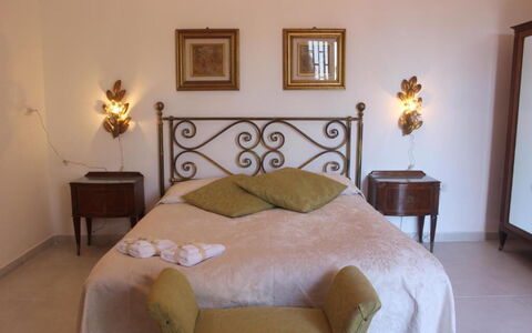 Tre Donne: Mueble, Marco, Propiedad, Comodidad, Madera, Edificio, Diseño De Interiores, Cama, Naranja