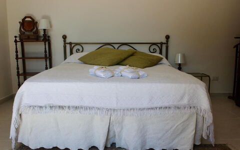 Tre Donne: Mueble, Textil, Suelo, Madera, Rectángulo, Cama, Linos, Falda De La Cama, Madera Dura
