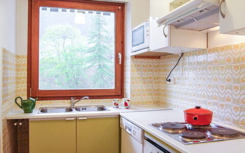 Les Aiguilles du Brévent: Fregadero, Gabinetes, Mostrador, Grifo, Propiedad, Ventana, Lavabo, Edificio, Cocina, Madera