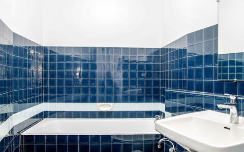 Les Aiguilles du Brévent: Grifo, Espejo, Propiedad, Arreglo De Tubería, Lavabo, Edificio, Lavabo Del Baño, Azur, Baño, Diseño De Interiores