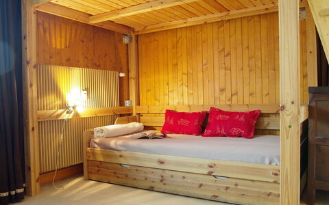 Les Aiguilles du Brévent: Propiedad, Mueble, Comodidad, Marco De La Cama, Madera, Diseño De Interiores, Edificio, Suelo, Piso, Cama