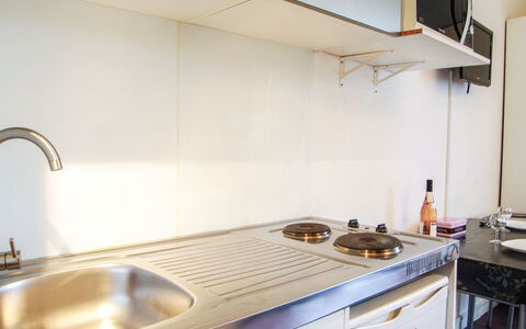 Chamonix 380: Fregadero, Gabinetes, Lavabo, Edificio, Cocina, Madera, Grifo, Estufa De Cocina, Aparato De Cocina, Mostrador