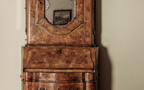 Dimora Fiorentina: Espejo, Gabinetes, Mueble, Propiedad, Púrpura, Textil, Madera, Cajonera, Diseño De Interiores, Cajón